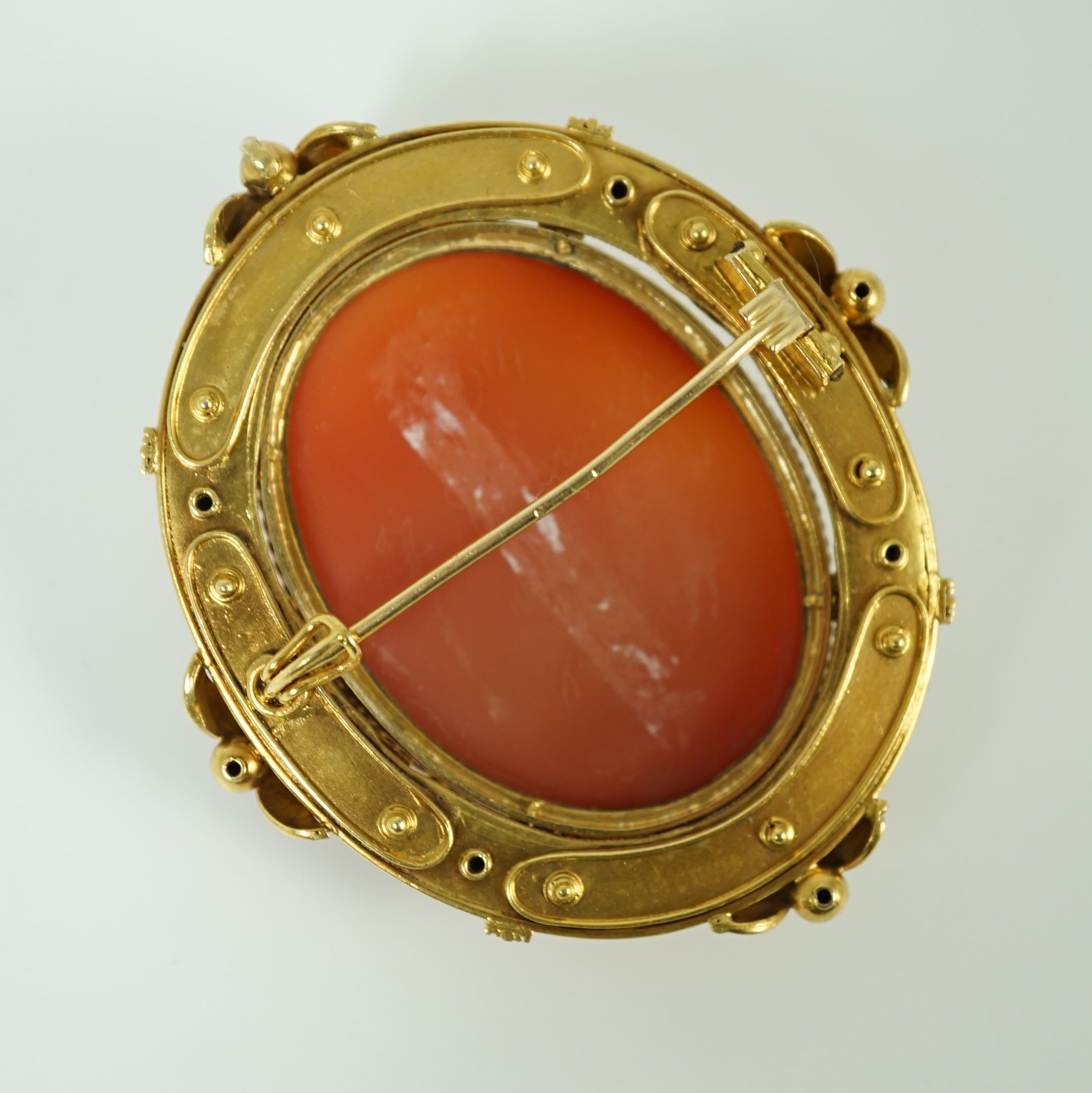 An early 20th century gold, sardonyx hardstone cameo and split pearl set oval brooch